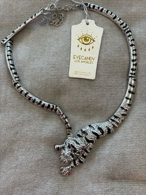 EYECANDY Los Angeles Silver & Black Tiger Collar Necklace